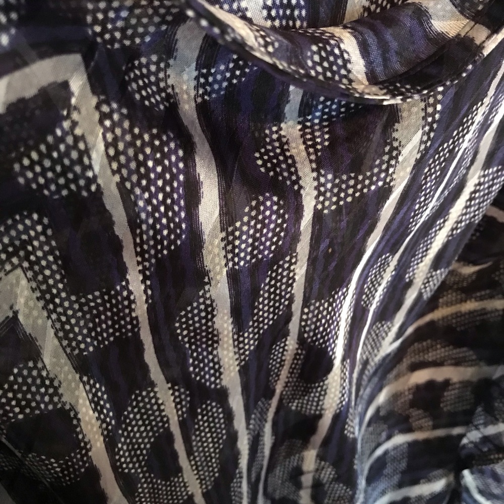 Banana Republic Flowy Top (S) Like New - Picture 3 of 5